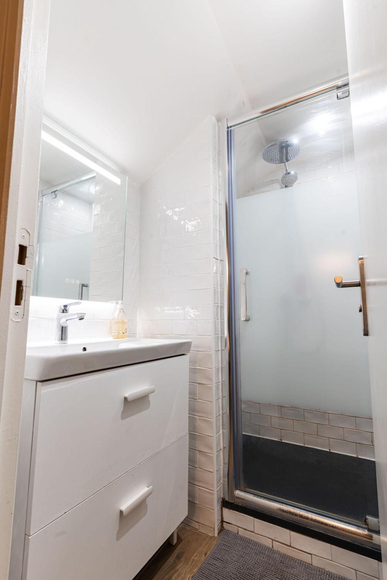 Loft 1 Bedroom Marais, Notre Dame Ac By Lcc Agency *
